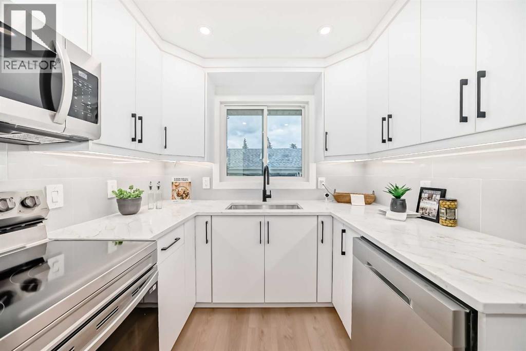 Photo 5 of 636 Cedarille Way Sw, Calgary AB