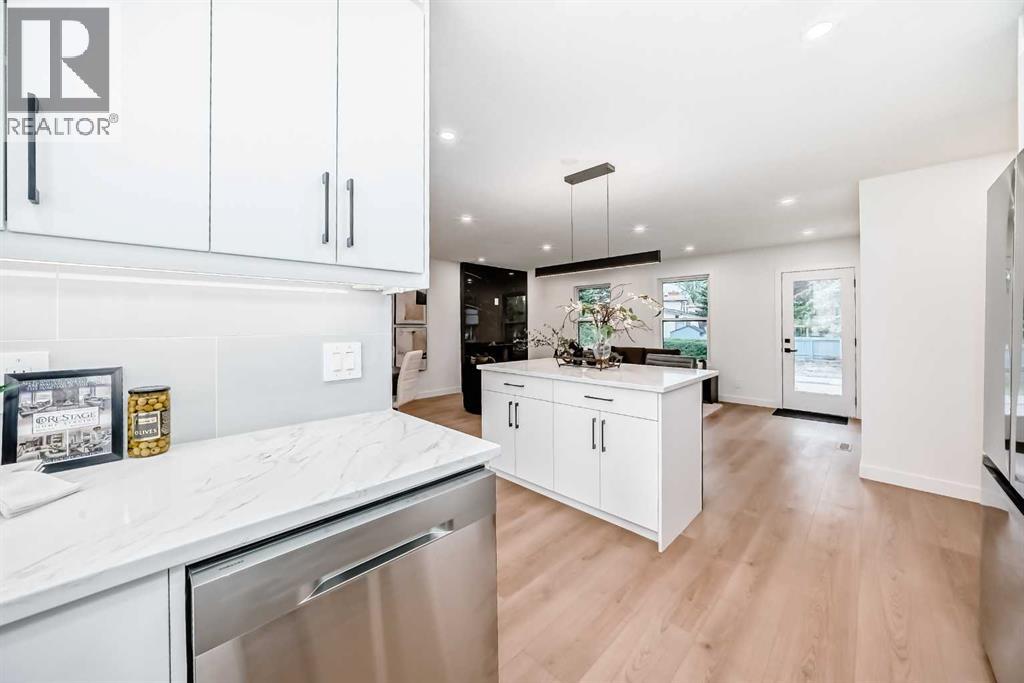 Photo 7 of 636 Cedarille Way Sw, Calgary AB