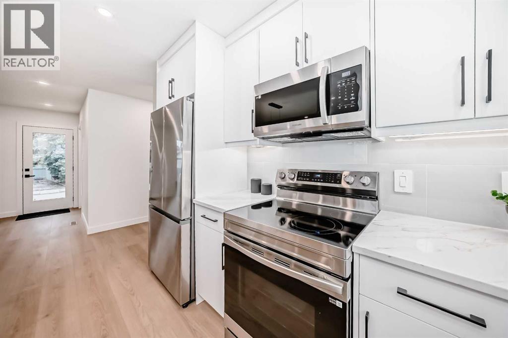 Photo 8 of 636 Cedarille Way Sw, Calgary AB