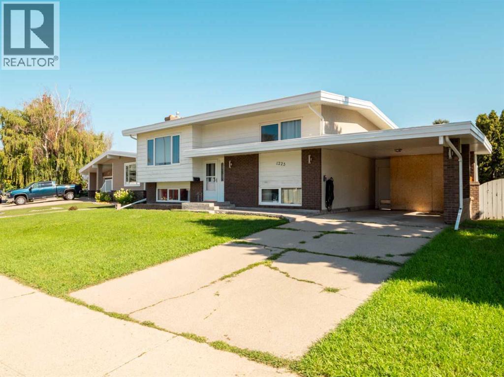 Photo 2 of 1223 St Catherine Road N, Lethbridge AB