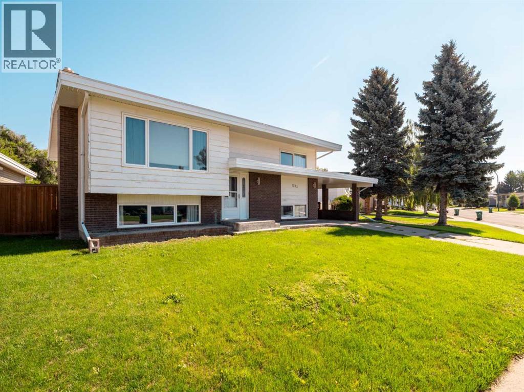 Photo 3 of 1223 St Catherine Road N, Lethbridge AB