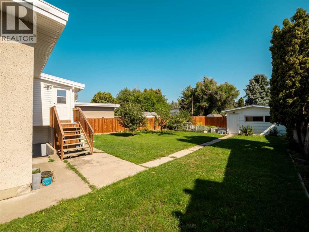 Photo 11 of 1223 St Catherine Road N, Lethbridge AB