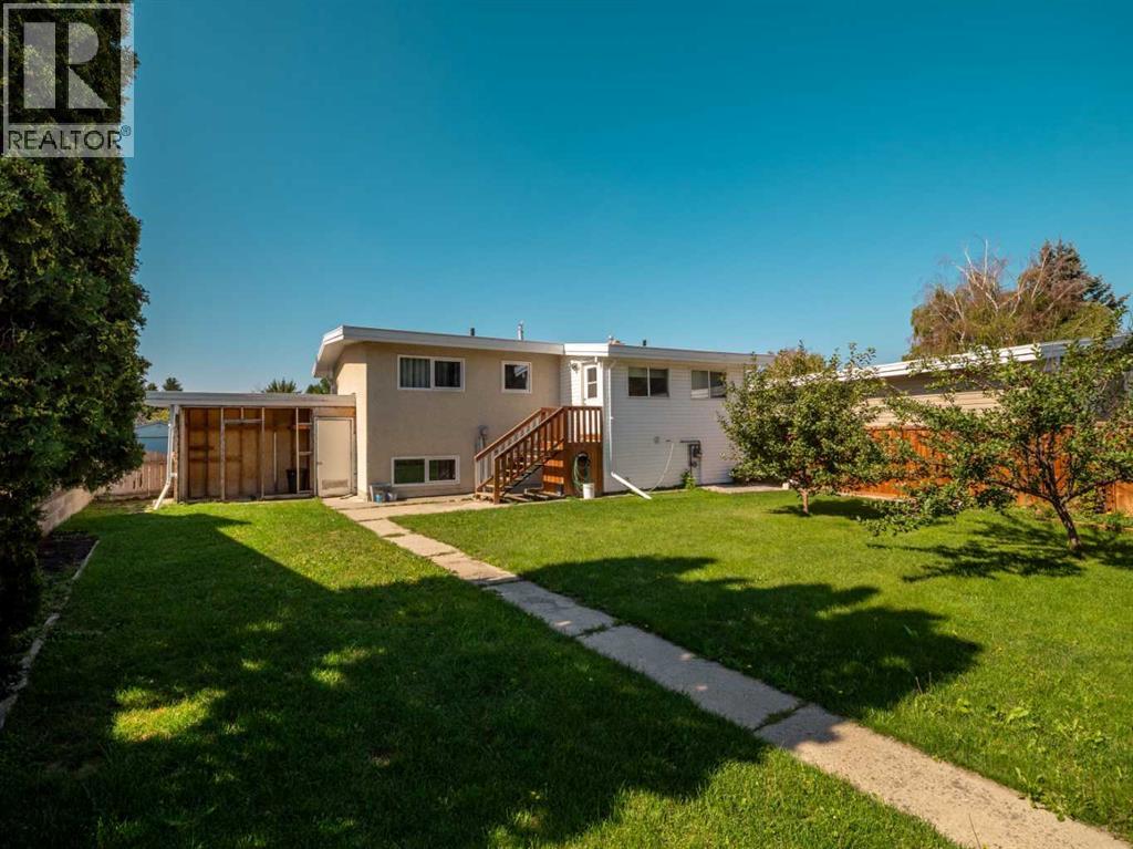 Photo 9 of 1223 St Catherine Road N, Lethbridge AB