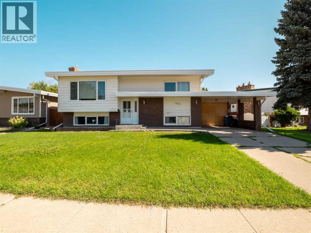 Photo 1 of 1223 St Catherine Road N, Lethbridge AB