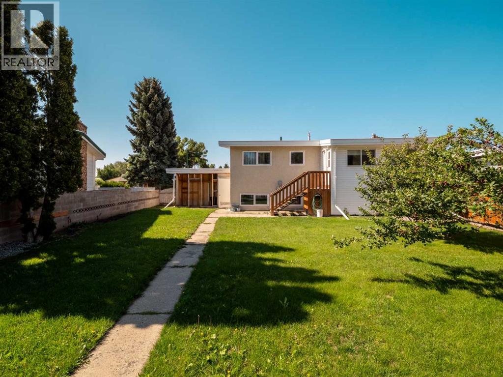 Photo 8 of 1223 St Catherine Road N, Lethbridge AB