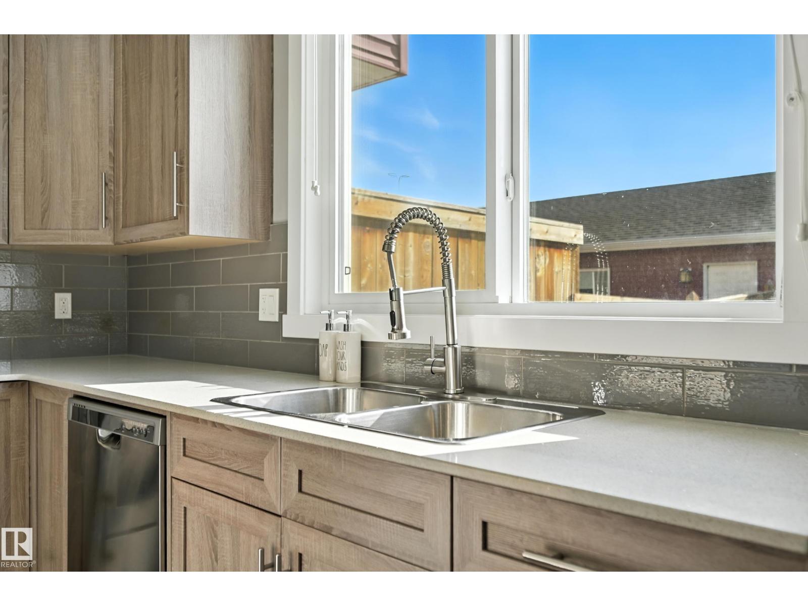 Photo 10 of 2677 Maple Wy Nw, Edmonton AB