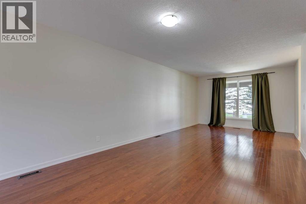 Photo 11 of 909 15 Avenue Ne, Calgary AB
