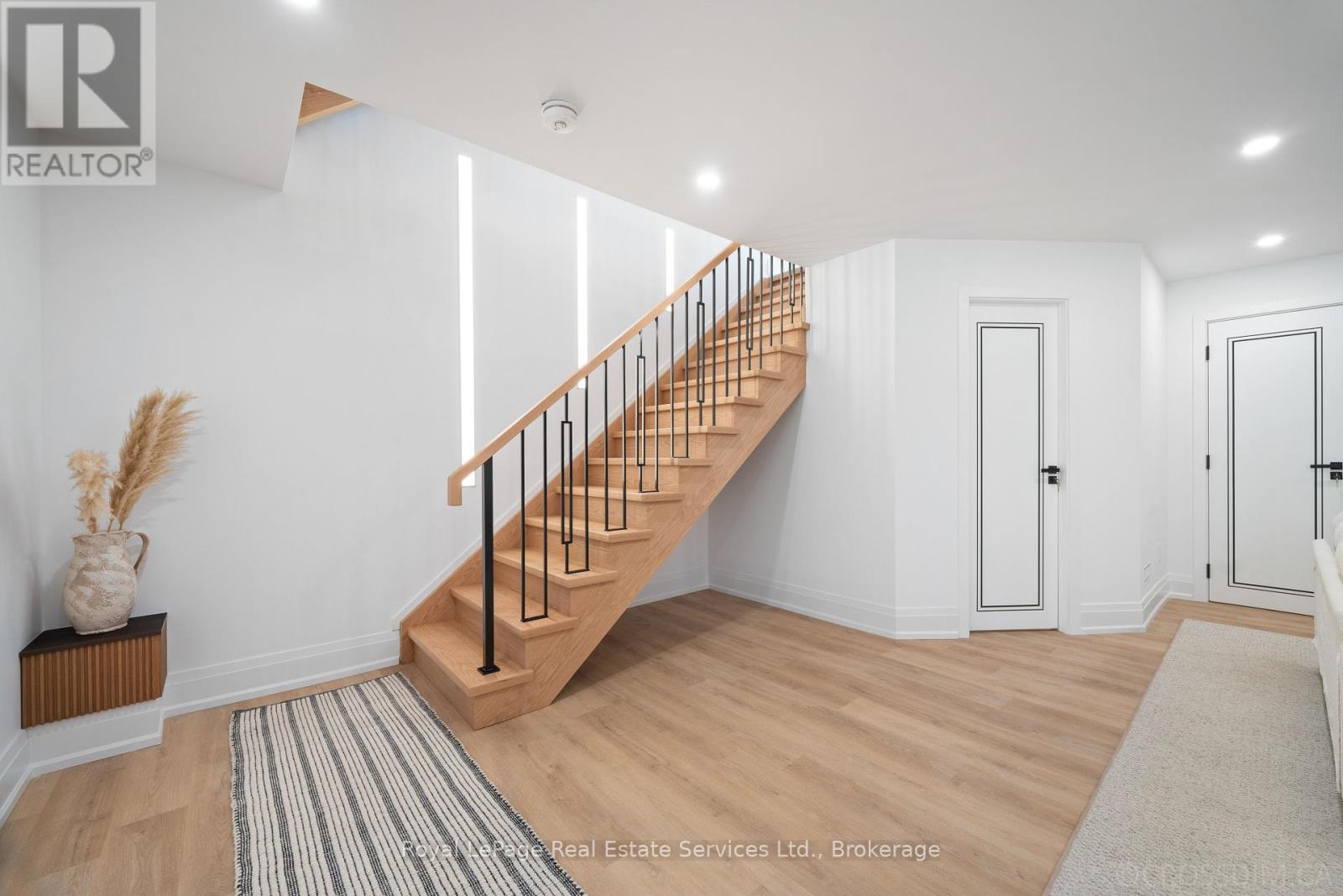 Photo 35 of 480 Scarsdale Crescent, Oakville ON