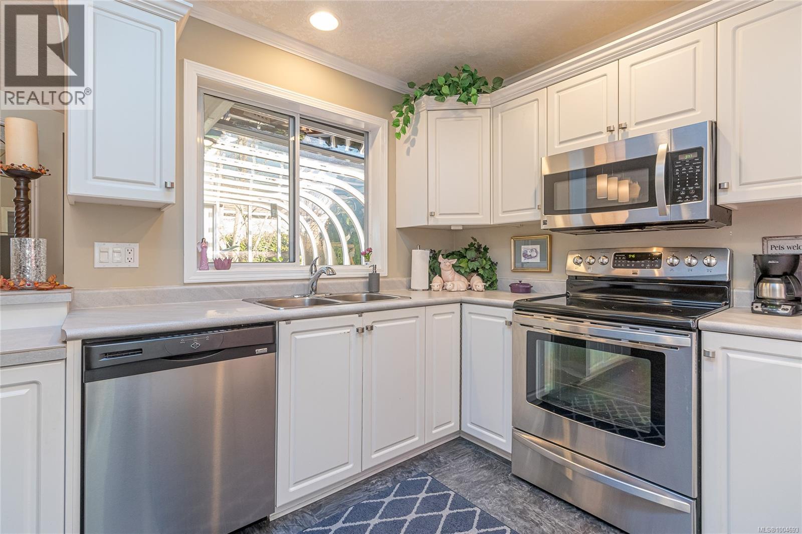 1163 Wellington Dr, Qualicum Beach