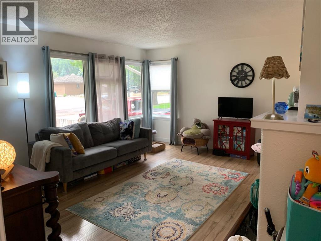 Photo 2 of 1413 10 Avenue S, Lethbridge AB
