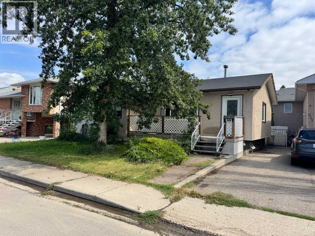 Photo 2 of 923 8 Street N, Lethbridge AB