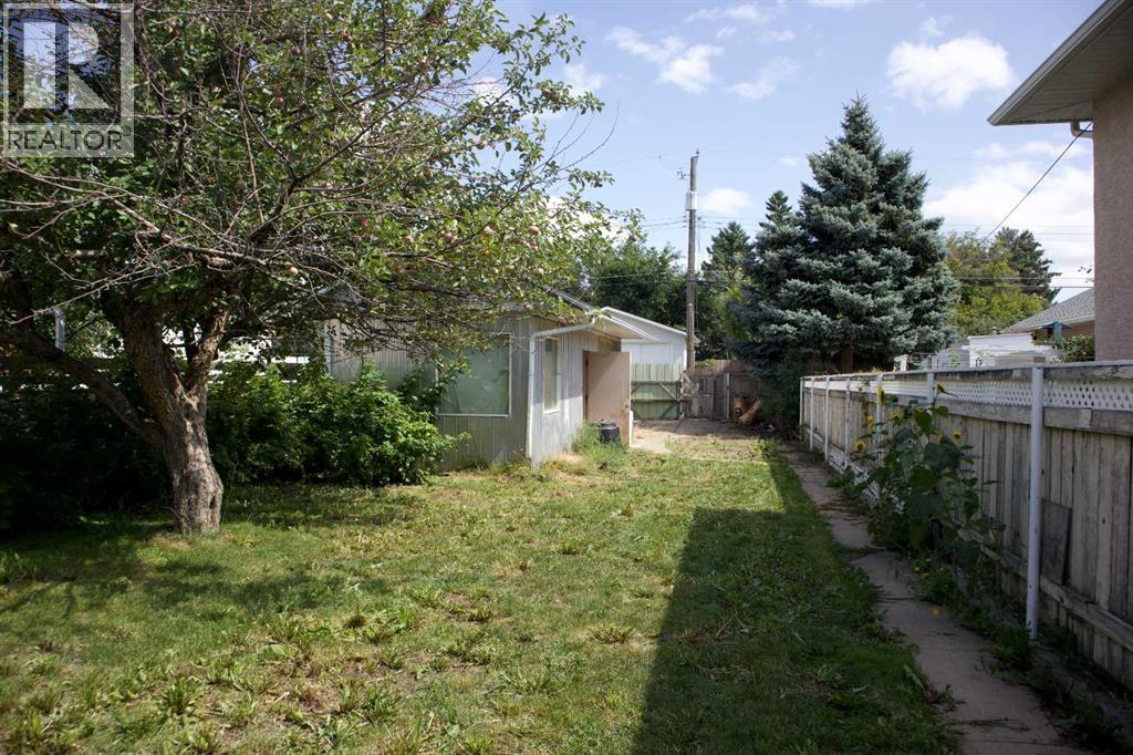 Photo 34 of 923 8 Street N, Lethbridge AB