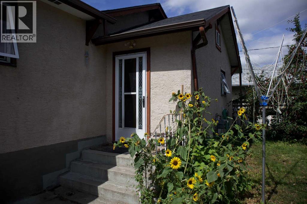 Photo 32 of 923 8 Street N, Lethbridge AB