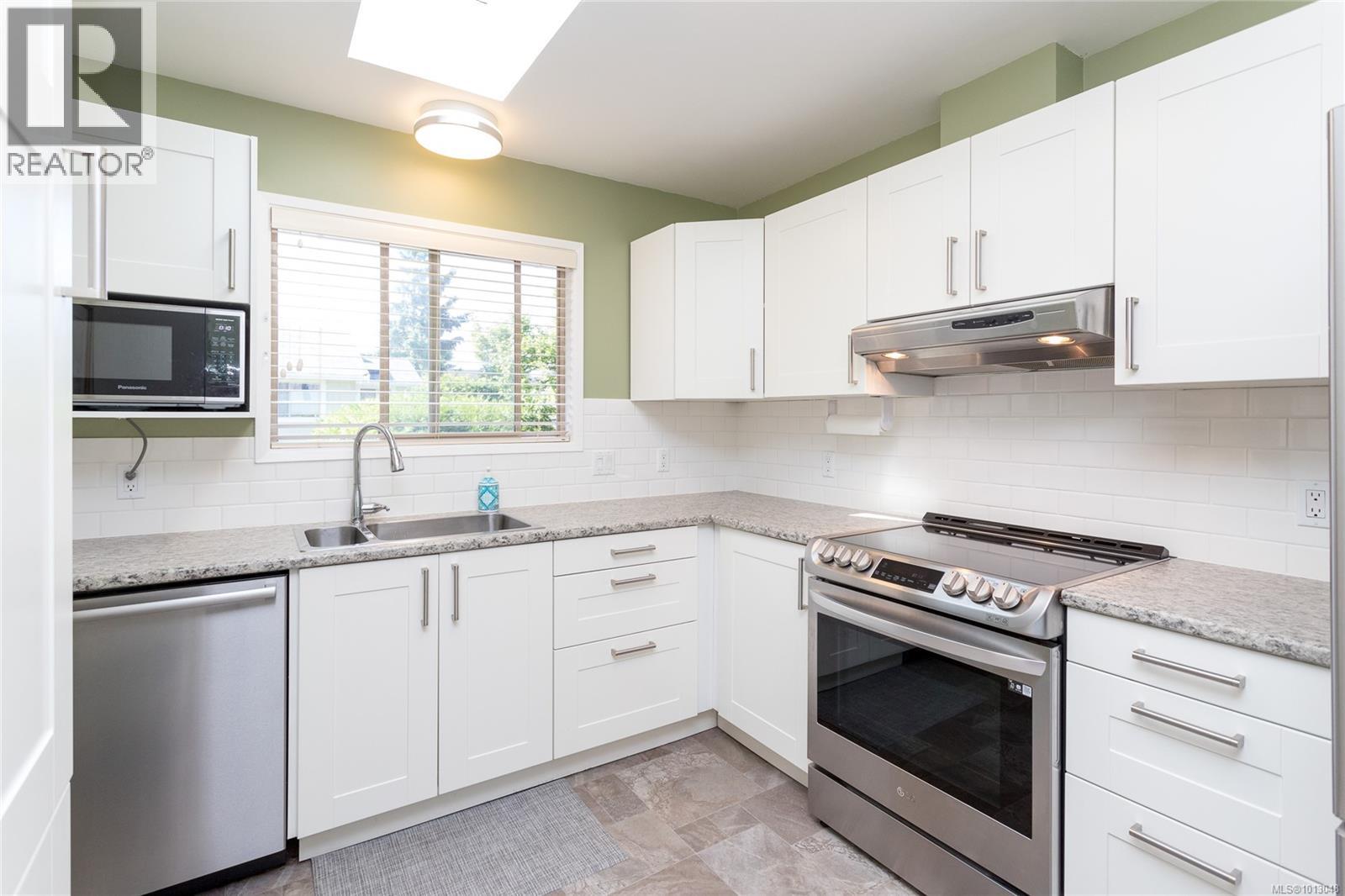 7 2020 White Birch Rd, Sidney