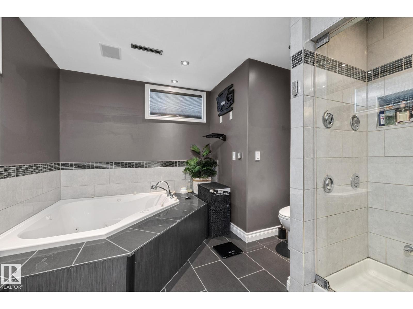 Photo 35 of 6308 94 B Av Nw, Edmonton AB