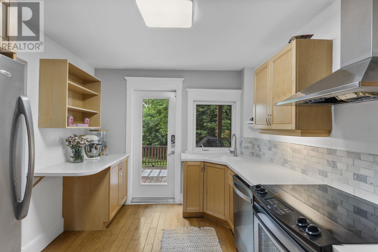 Photo 10 of 33 Prospect Ave, Thunder Bay ON