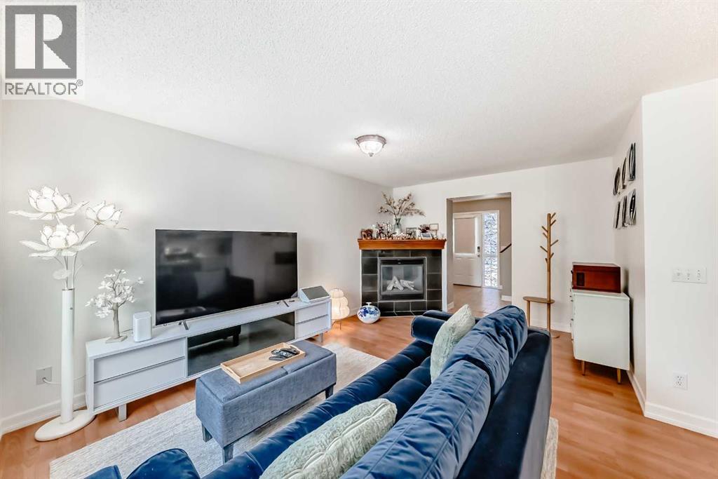 Photo 17 of 26 Royal Elm Drive Nw, Calgary AB