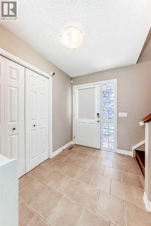 Photo 5 of 26 Royal Elm Drive Nw, Calgary AB