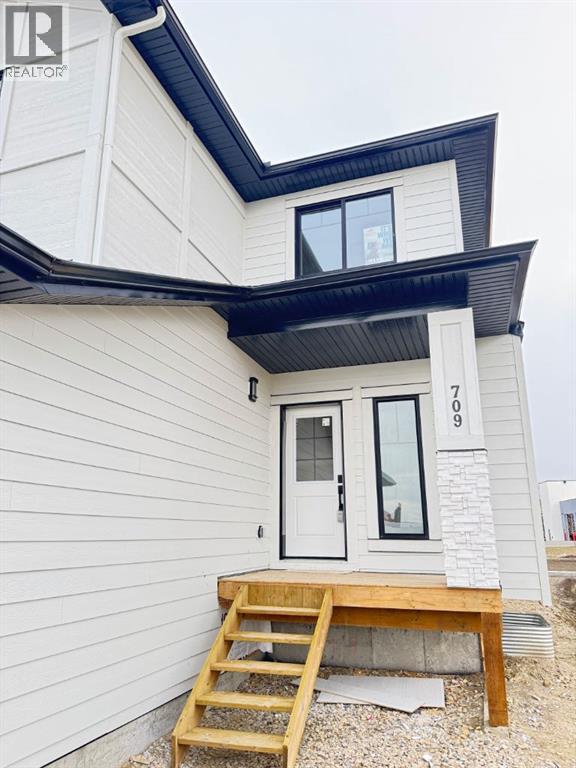 Photo 2 of 709 Mandalay Avenue, Carstairs AB