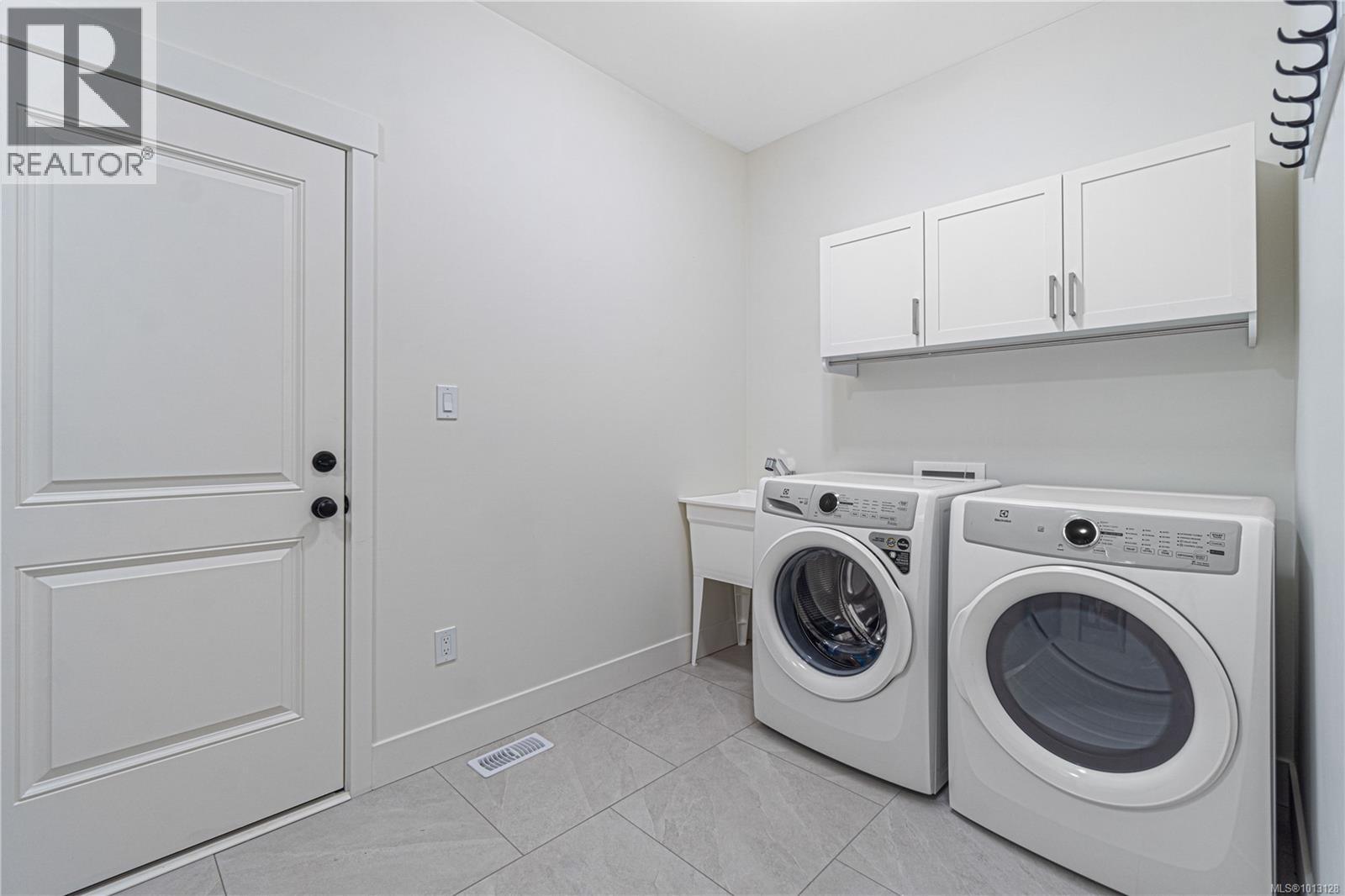 1940 Woobank Rd, Nanaimo