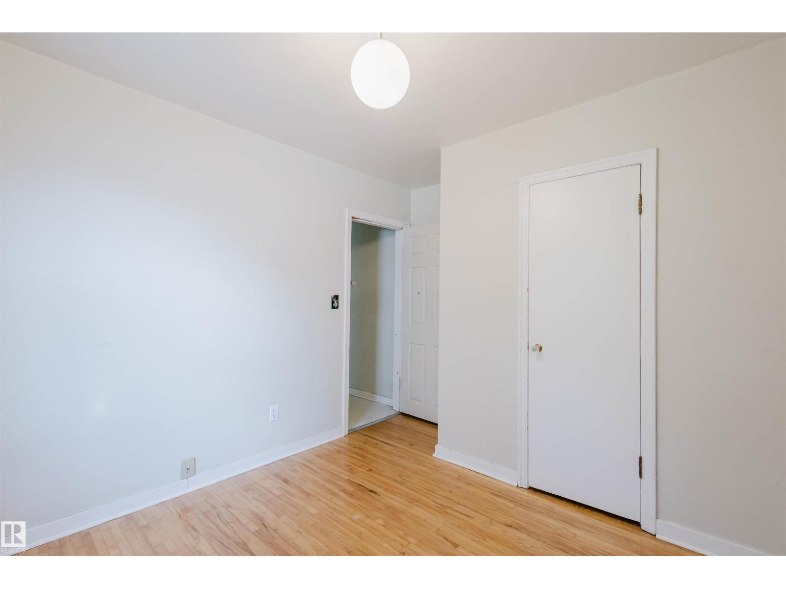 Photo 13 of 7230 112 St Nw, Edmonton AB