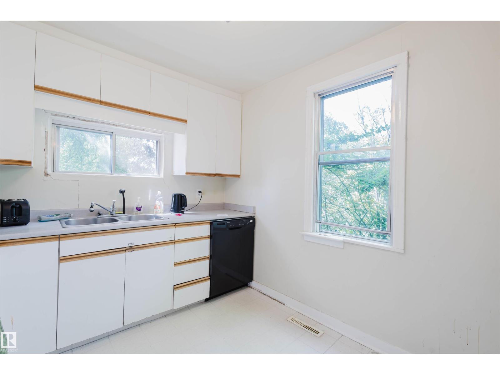 Photo 9 of 7230 112 St Nw, Edmonton AB