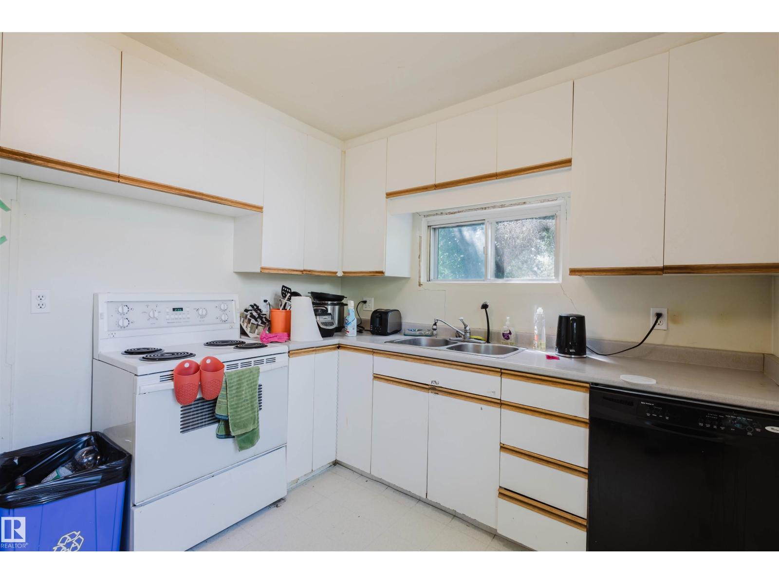 Photo 10 of 7230 112 St Nw, Edmonton AB