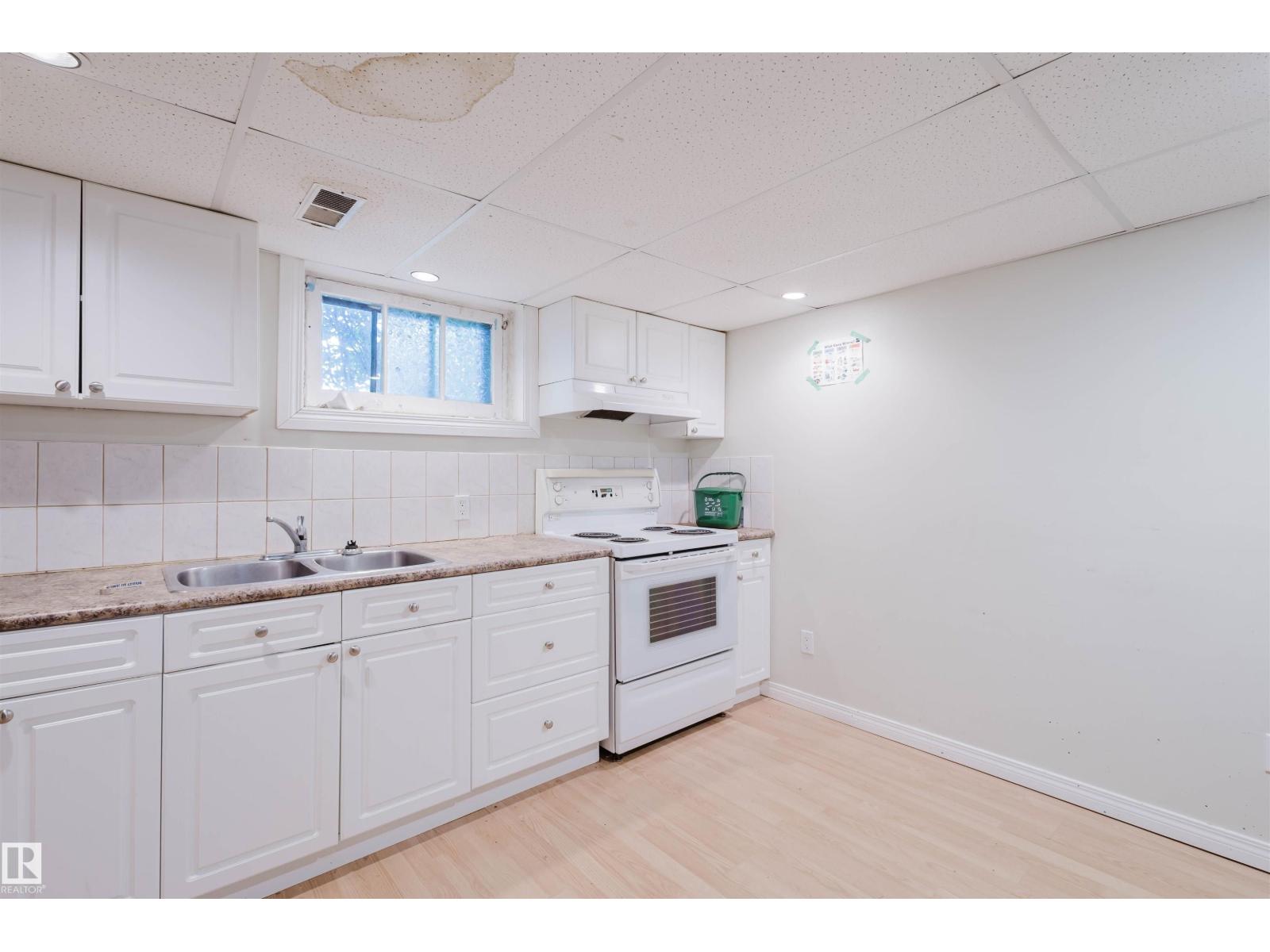 Photo 19 of 7230 112 St Nw, Edmonton AB