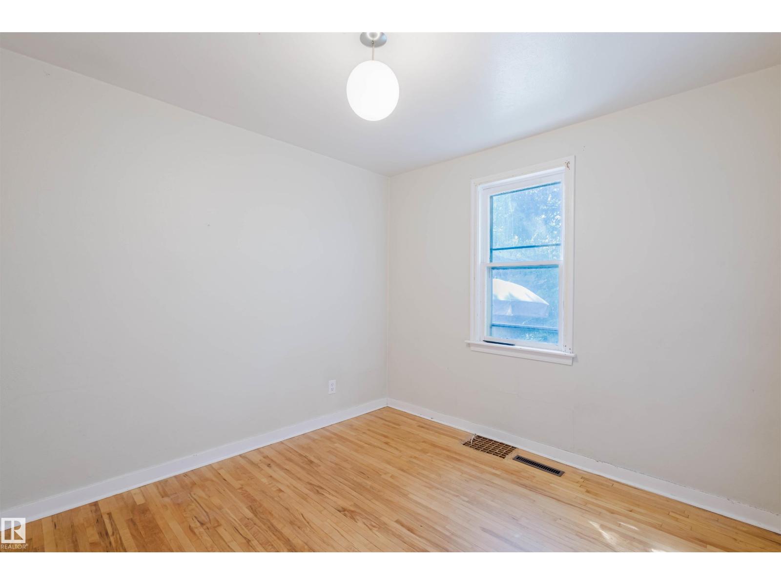 Photo 14 of 7230 112 St Nw, Edmonton AB