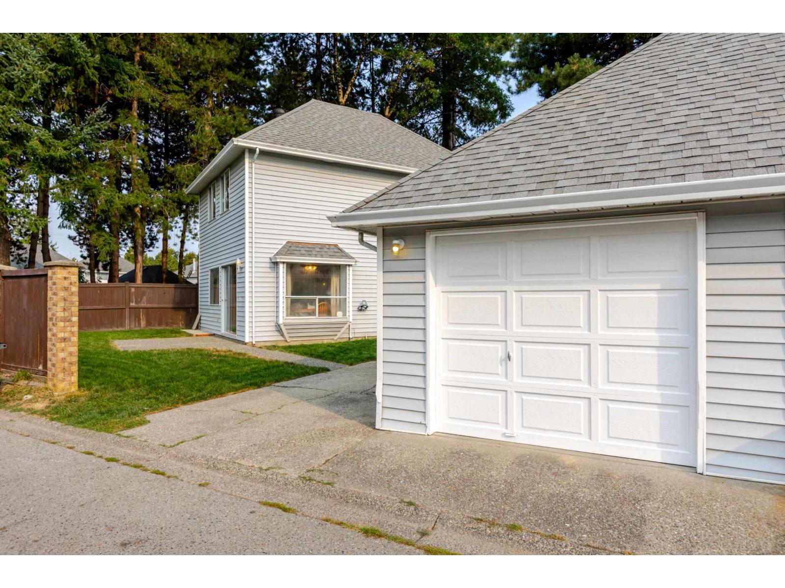 Photo 2 of 12842 72 B Avenue, Surrey BC
