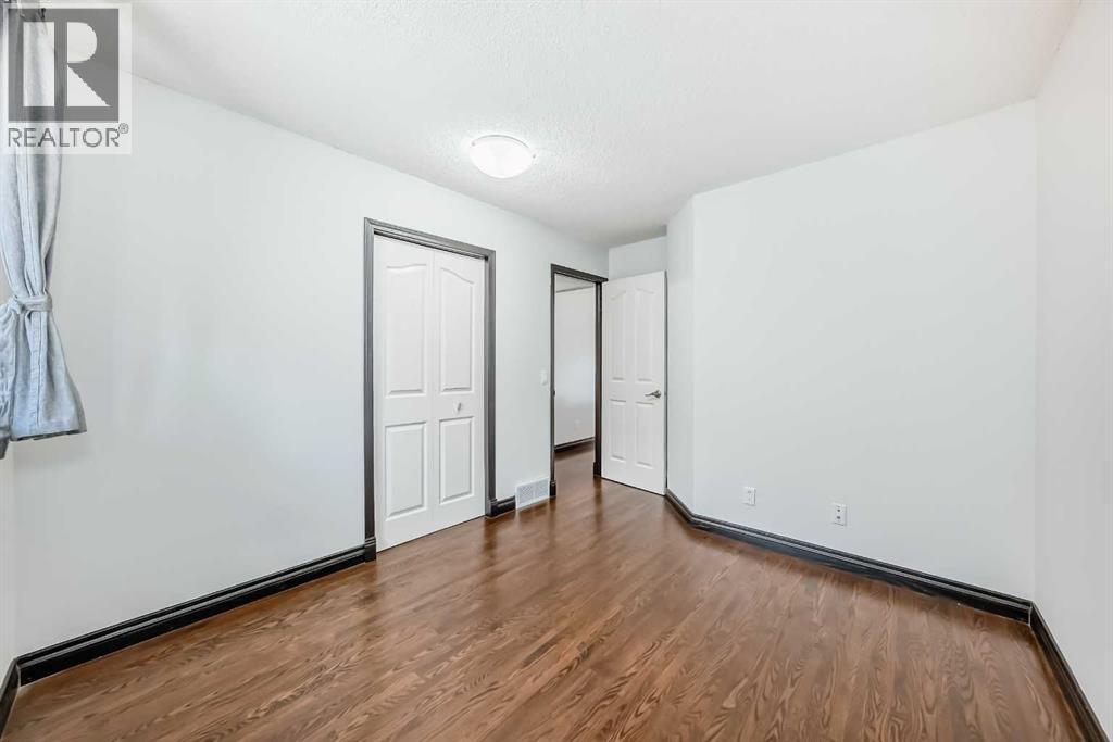 Single Family House Bungalow for Sale in  Douglas Shore Close SE Douglasdale/Glen Calgary 