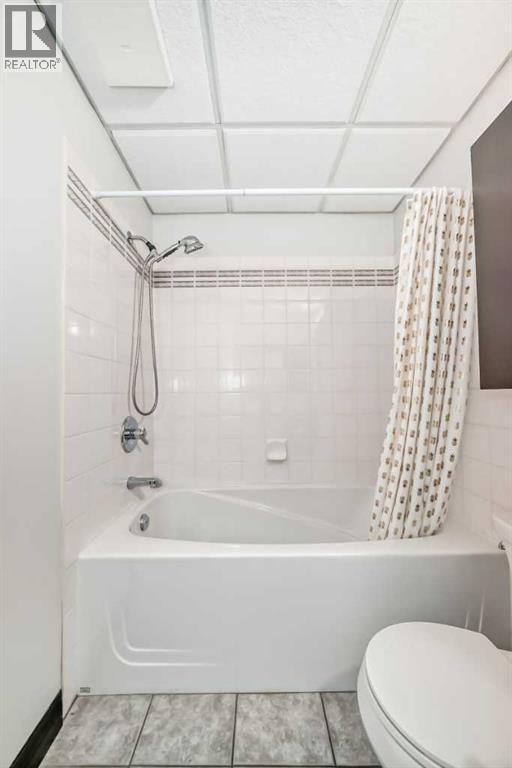 Single Family House Bungalow for Sale in  Douglas Shore Close SE Douglasdale/Glen Calgary 