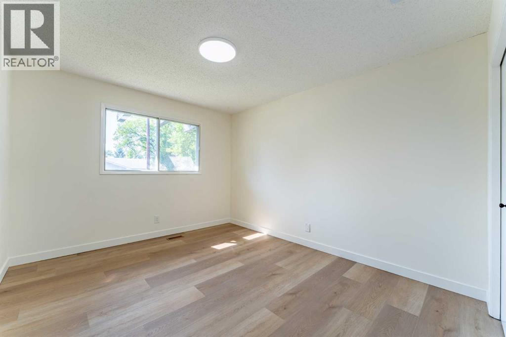Single Family House Bi-level for Sale in  Templeview Drive NE Temple Calgary 