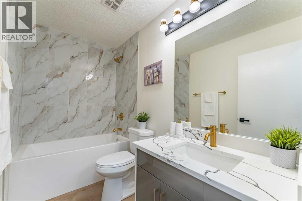 Single Family House Bi-level for Sale in  Templeview Drive NE Temple Calgary 