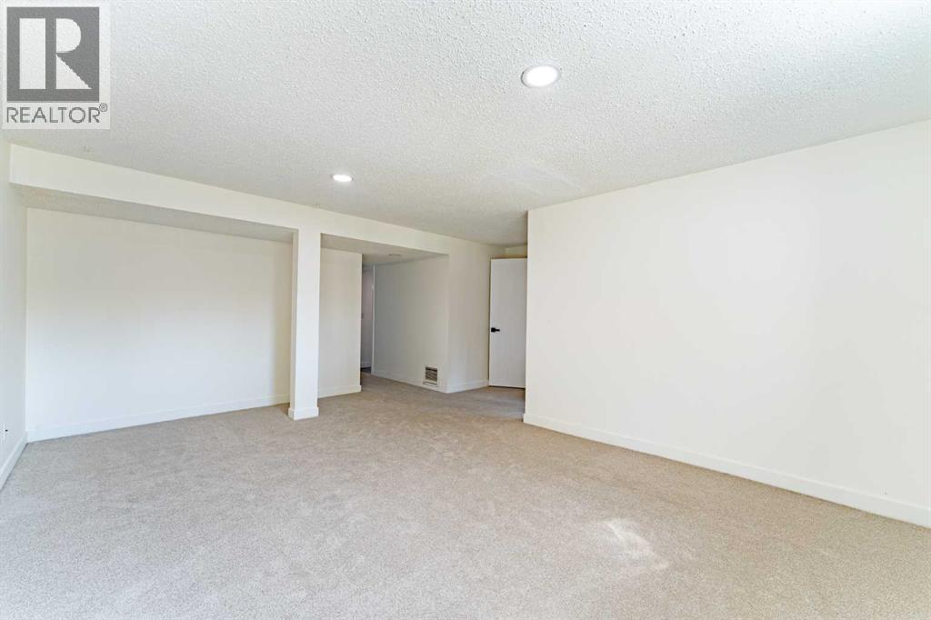 Single Family House Bi-level for Sale in  Templeview Drive NE Temple Calgary 