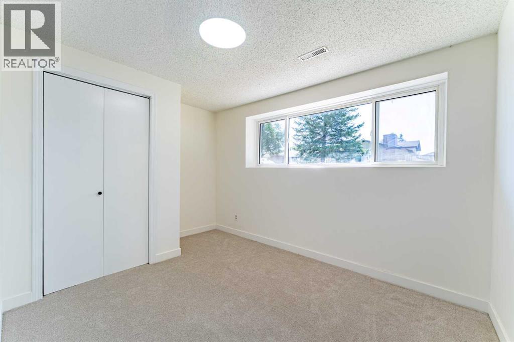 Single Family House Bi-level for Sale in  Templeview Drive NE Temple Calgary 