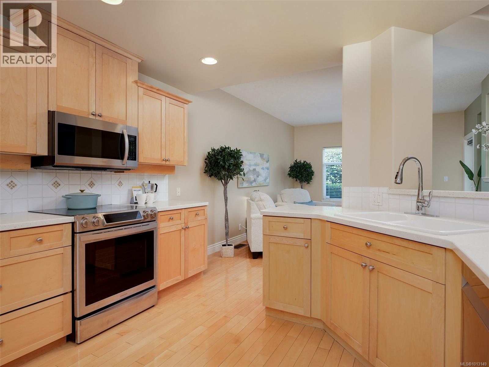 11 4522 Gordon Point Drive, Saanich