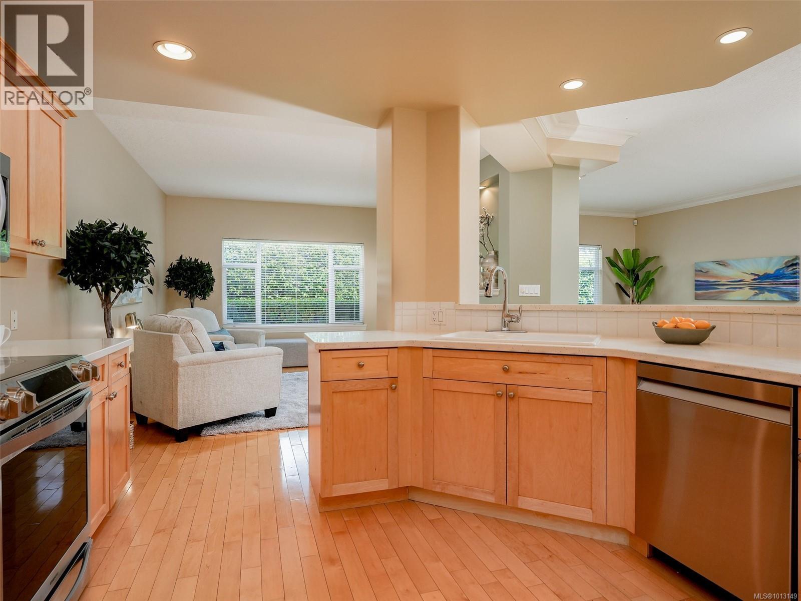 11 4522 Gordon Point Drive, Saanich