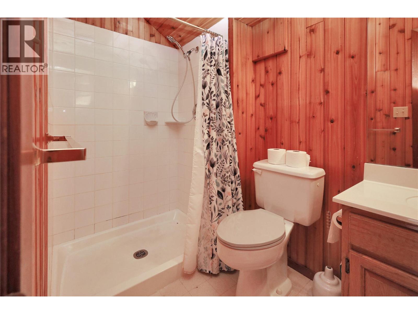 7560 Jackson Avenue, Radium Hot Springs