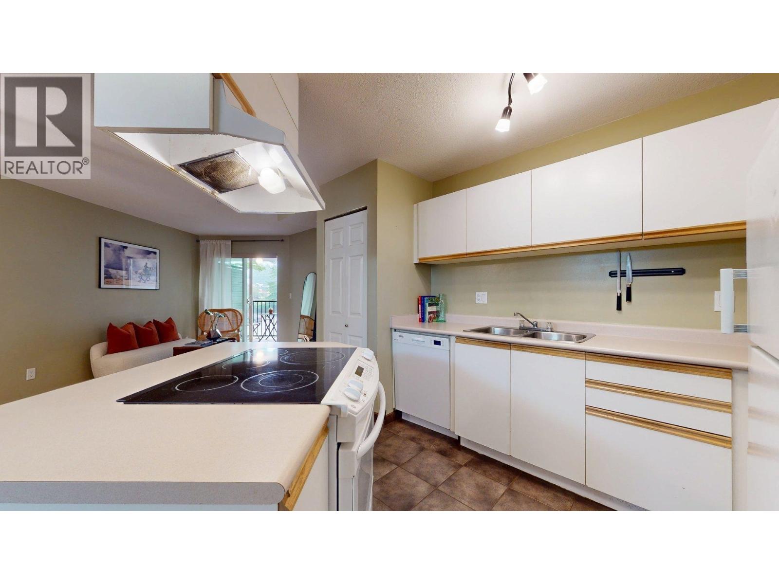 C210 40140 WILLOW CRESCENT, Squamish