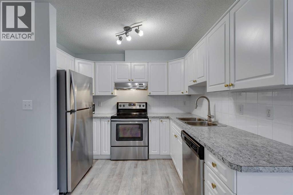 Single Family House for Sale in   Sierra Morena Mews SW Signal Hill Calgary 
