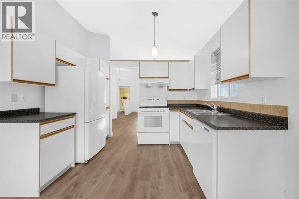 Single Family House 4 Level for Sale in  Shawbrooke Road SW Shawnessy Calgary 
