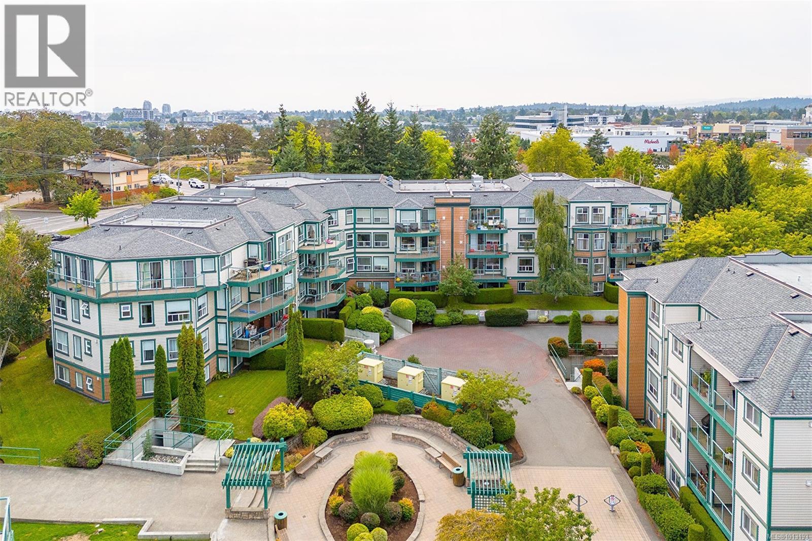 405 898 Vernon Avenue, Saanich