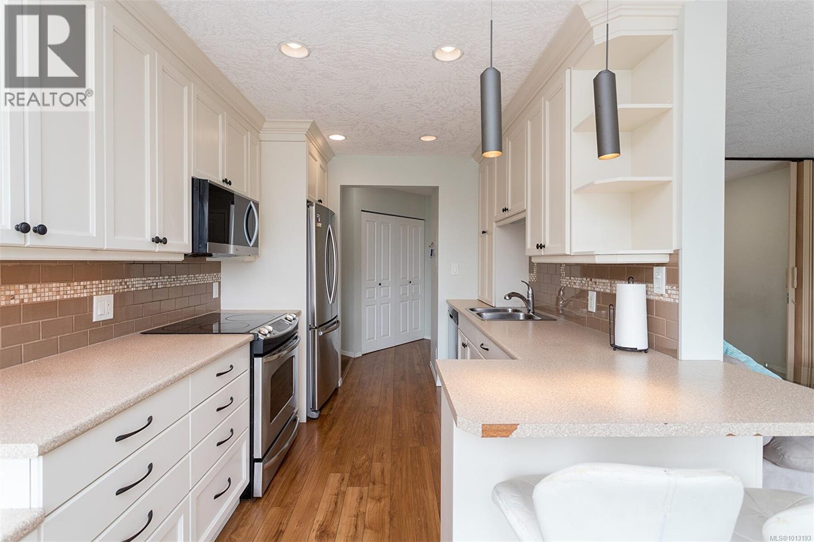 405 898 Vernon Avenue, Saanich