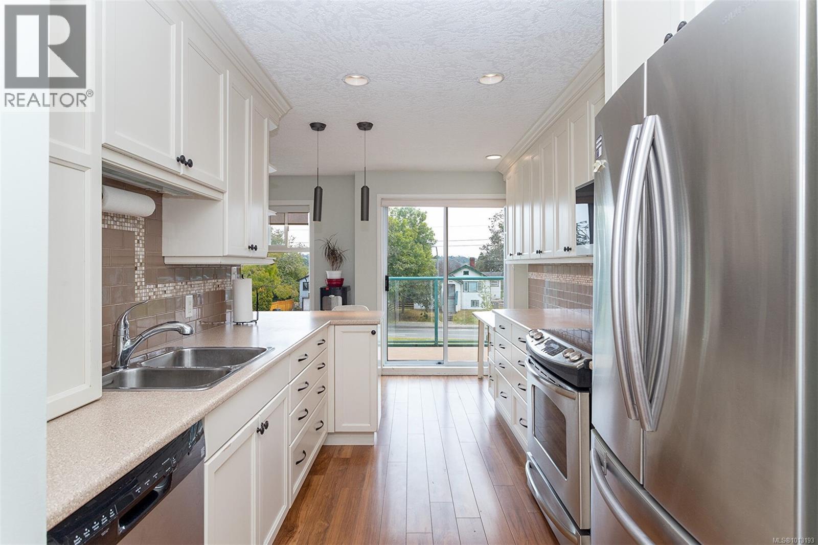 405 898 Vernon Avenue, Saanich