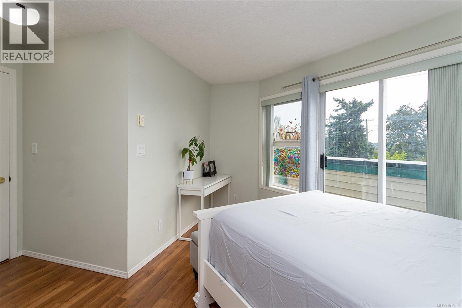 405 898 Vernon Avenue, Saanich