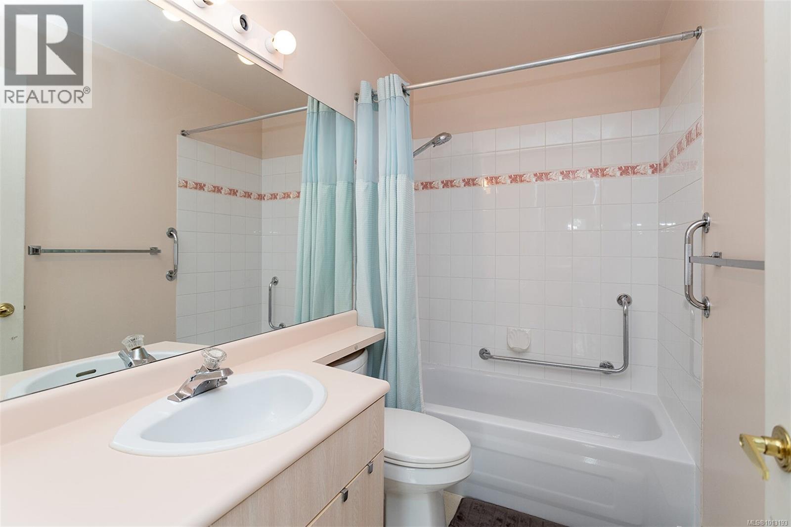 405 898 Vernon Avenue, Saanich