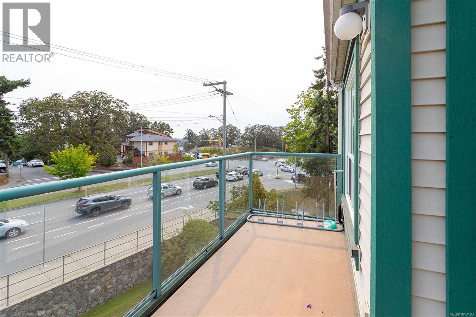405 898 Vernon Avenue, Saanich