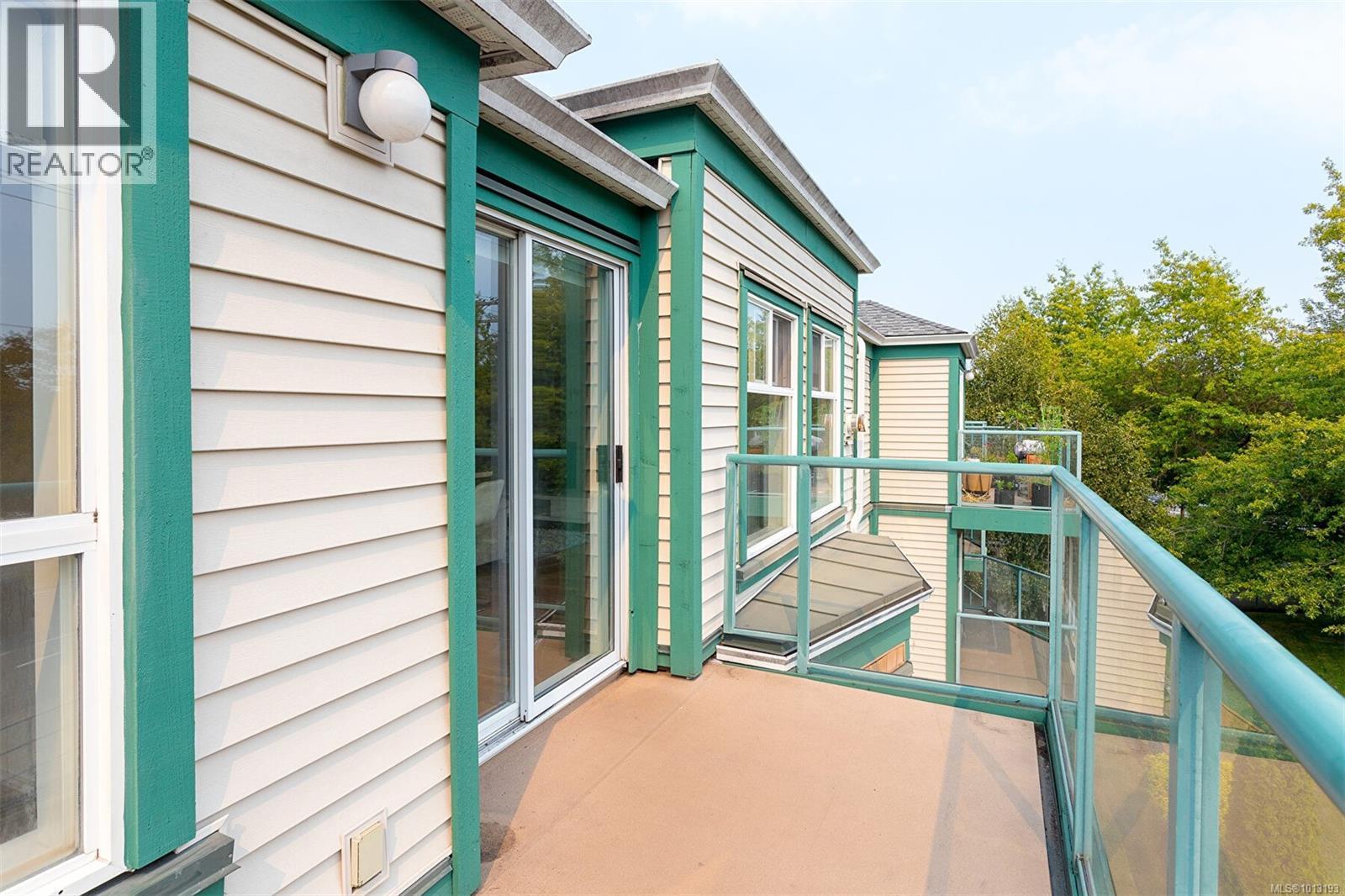 405 898 Vernon Avenue, Saanich