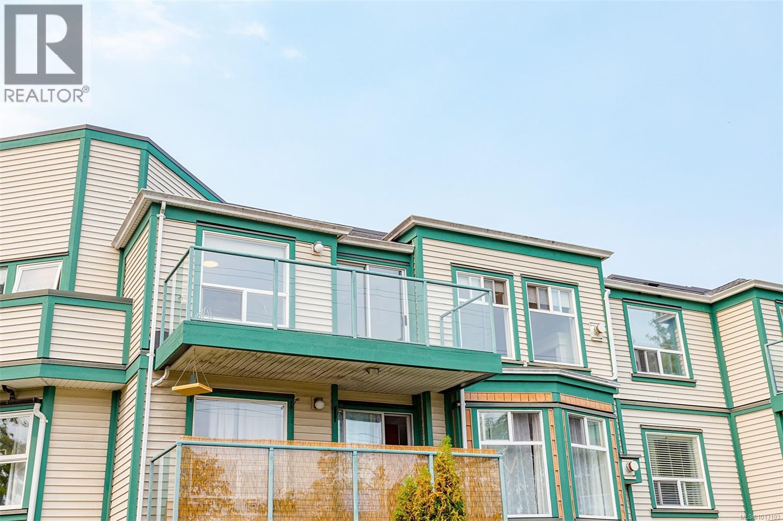 405 898 Vernon Avenue, Saanich